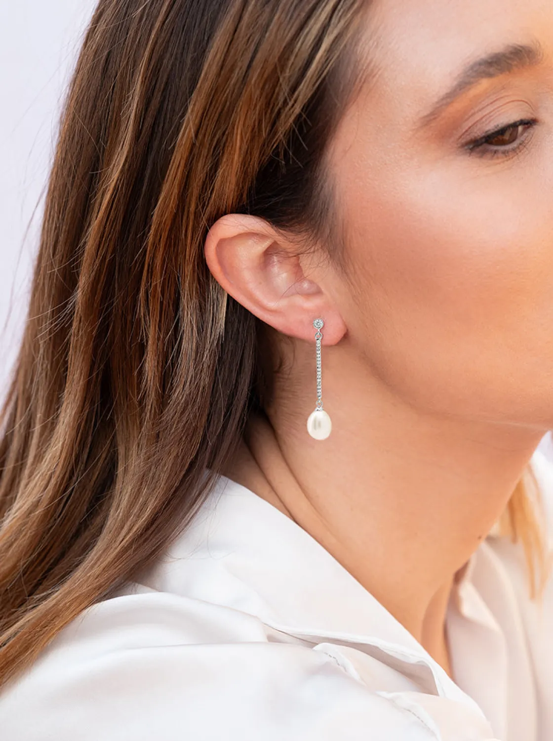 Pendientes Largos | Pendientes Perlas | LINEARGENT Pendientes largos perlas con movimiento y detalle de circonitas