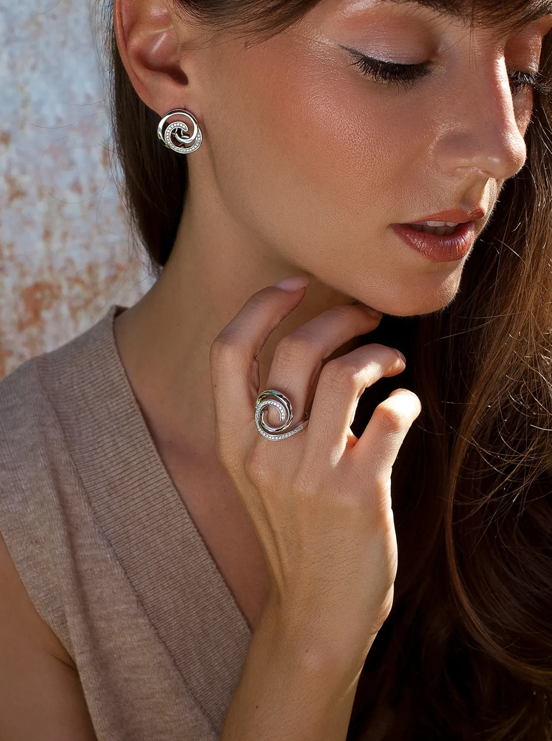 Pendientes Cierre Omega | LINEARGENT Pendientes originales diseño caracol con circonitas