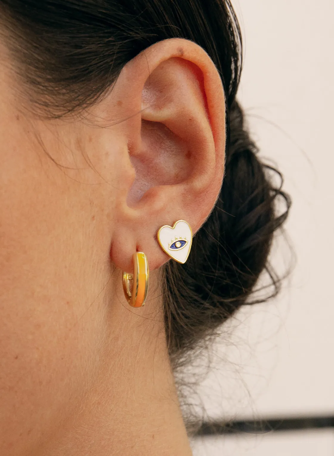 Pendientes Pequeños | LINEARGENT Pendientes originales diseño corazón con esmalte blanco