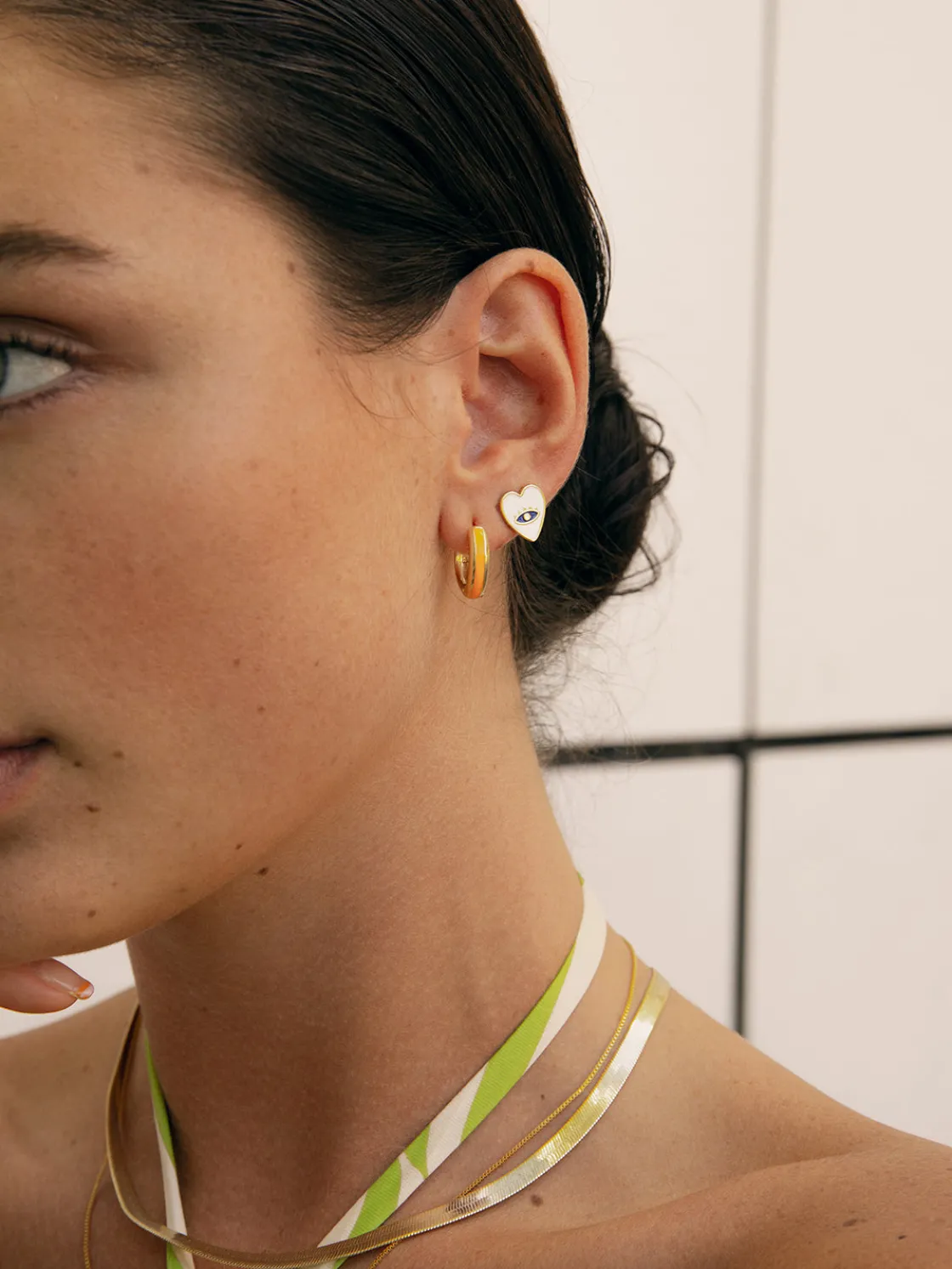 Pendientes Pequeños | LINEARGENT Pendientes originales diseño corazón con esmalte blanco