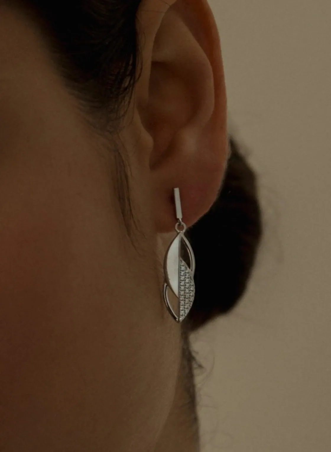 Pendientes Largos | LINEARGENT Pendientes originales diseño de hoja geométrica con circonitas