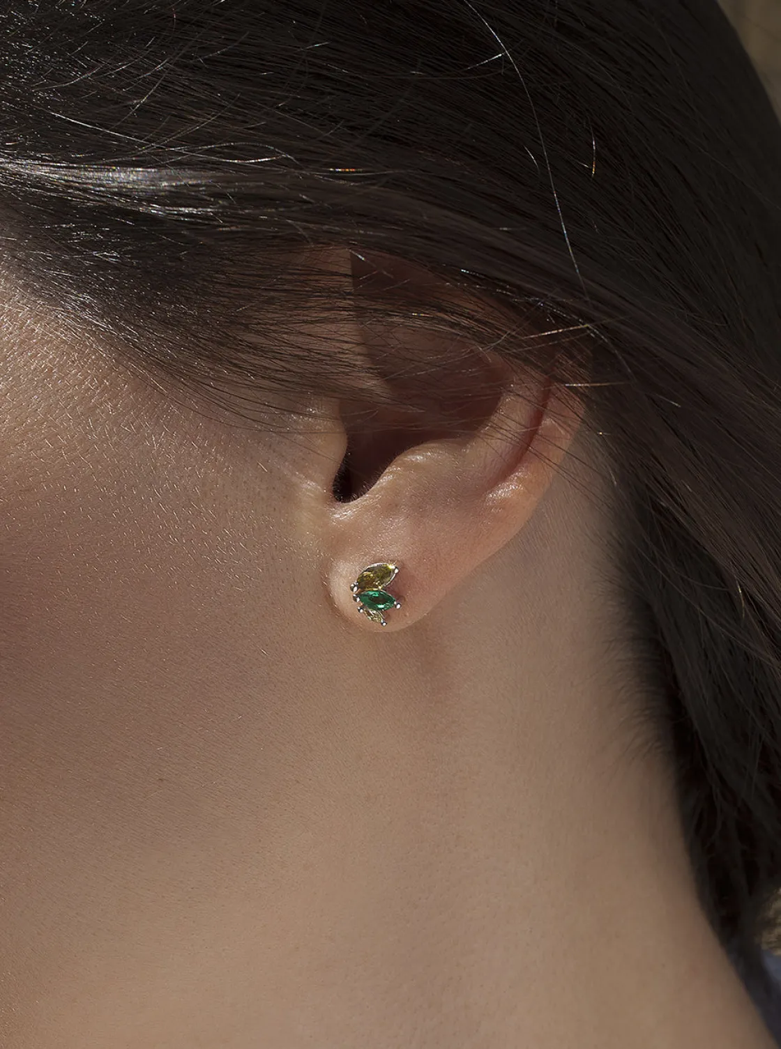 Pendientes Pequeños | LINEARGENT Pendientes pequeños con gemas en tonos verdes