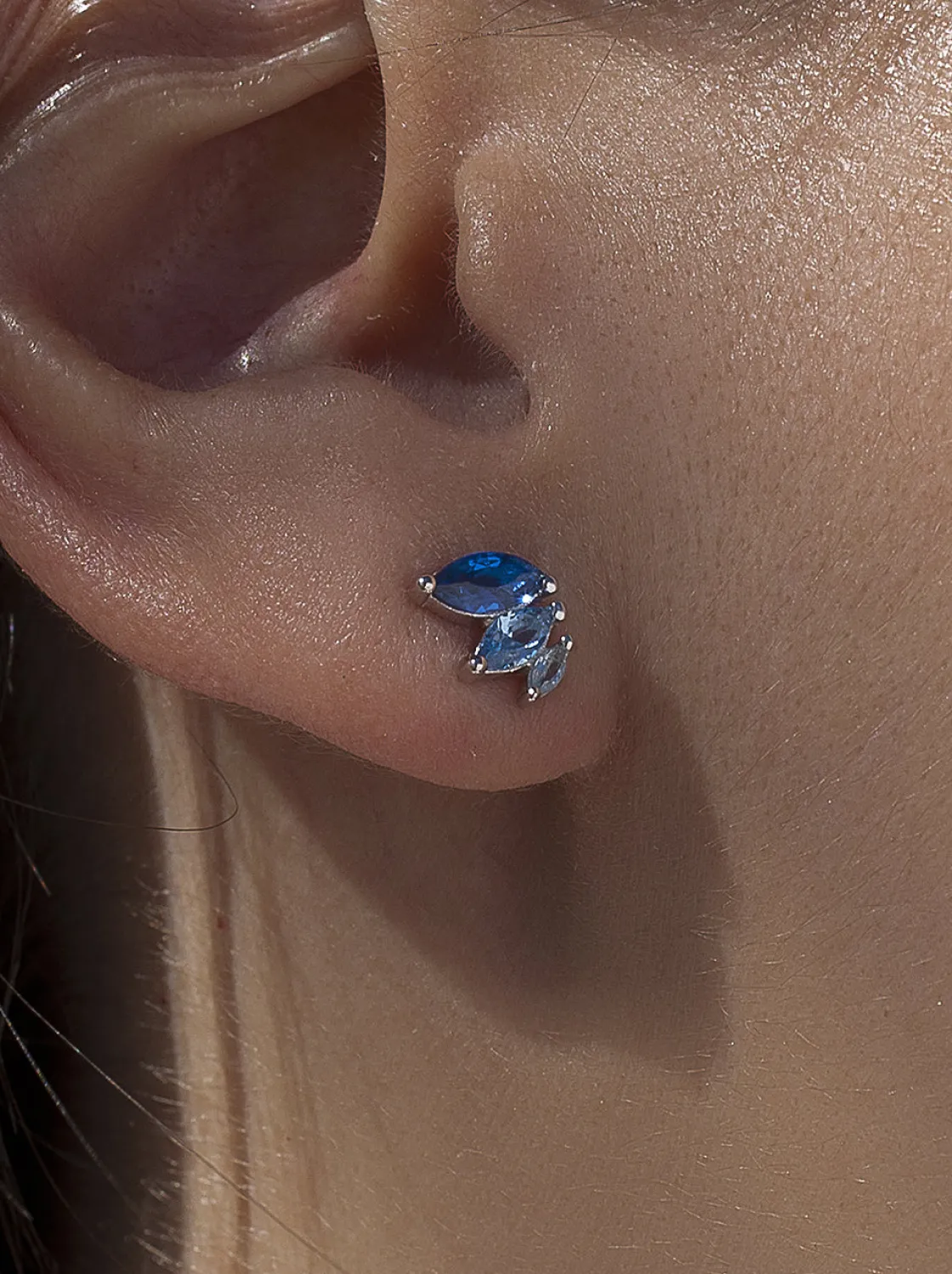 Pendientes Pequeños | LINEARGENT Pendientes pequeños de plata con gemas en tonos azul