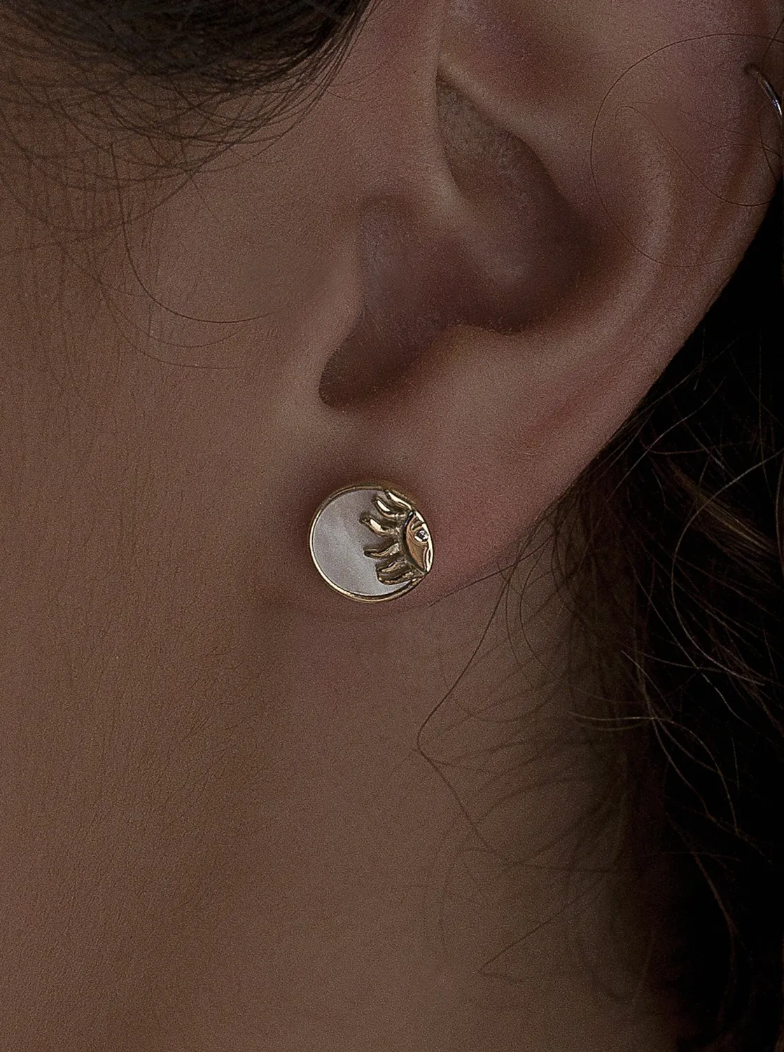 Pendientes Pequeños | LINEARGENT Pendientes pequeños diseño sol y luna con nácar