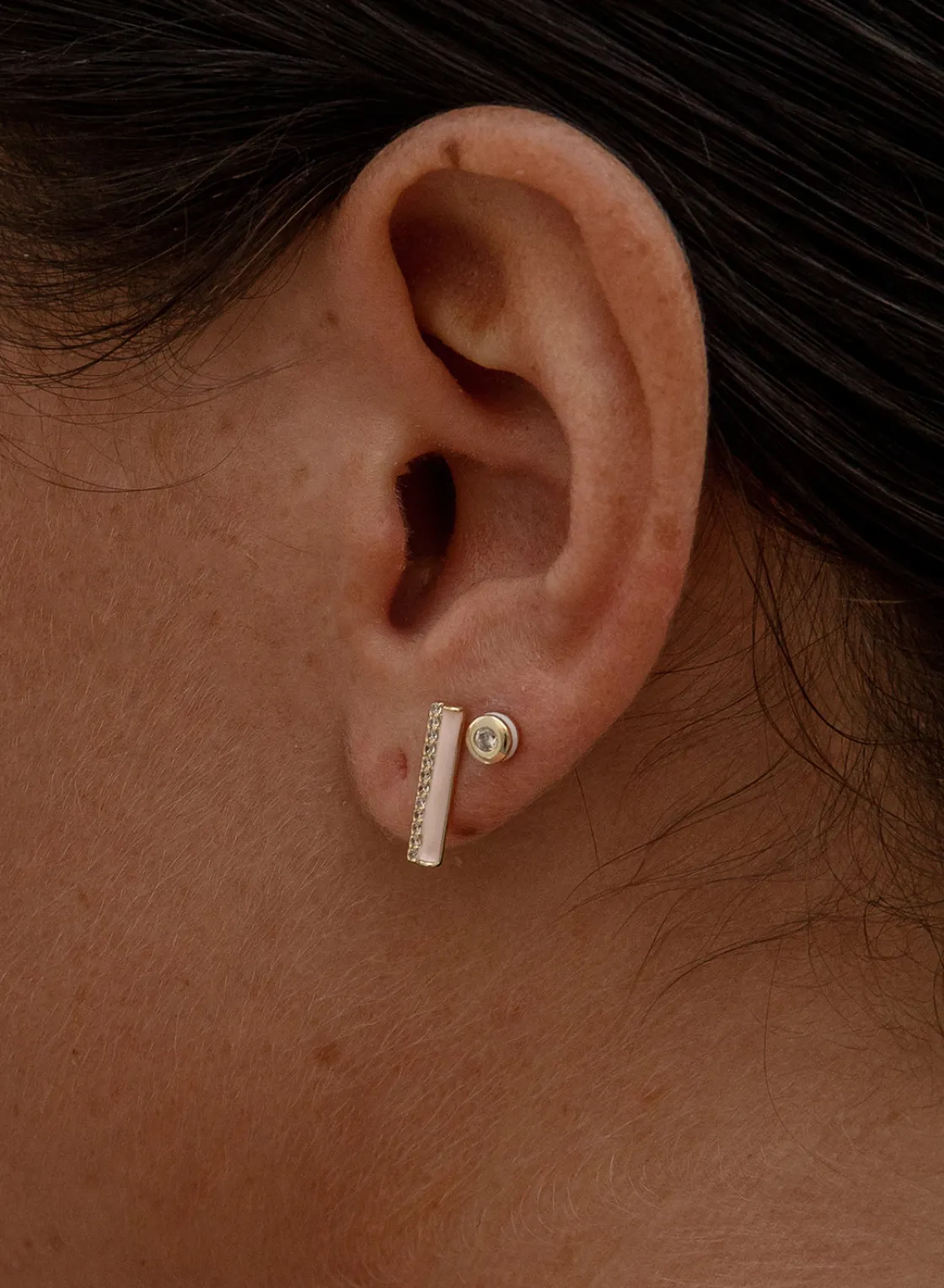 Pendientes Pequeños | LINEARGENT Pendientes pequeños diseño vertical con esmalte rosa y circonitas