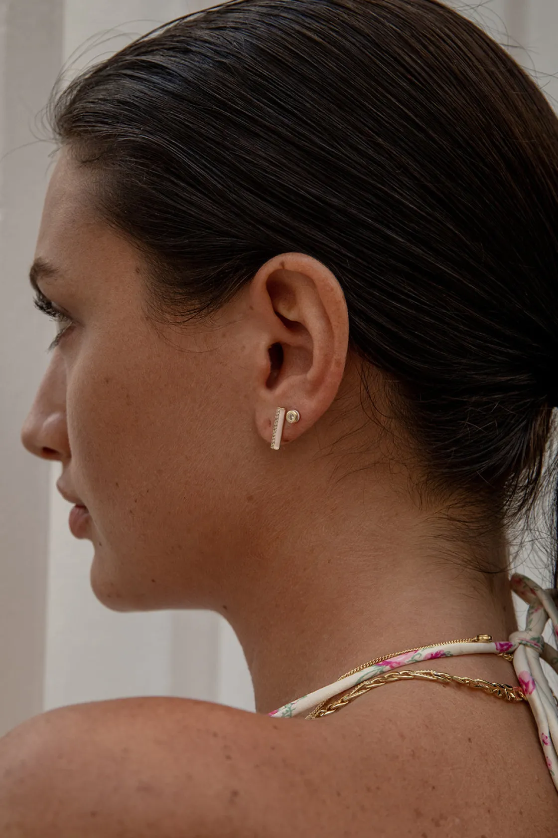 Pendientes Pequeños | LINEARGENT Pendientes pequeños diseño vertical con esmalte rosa y circonitas