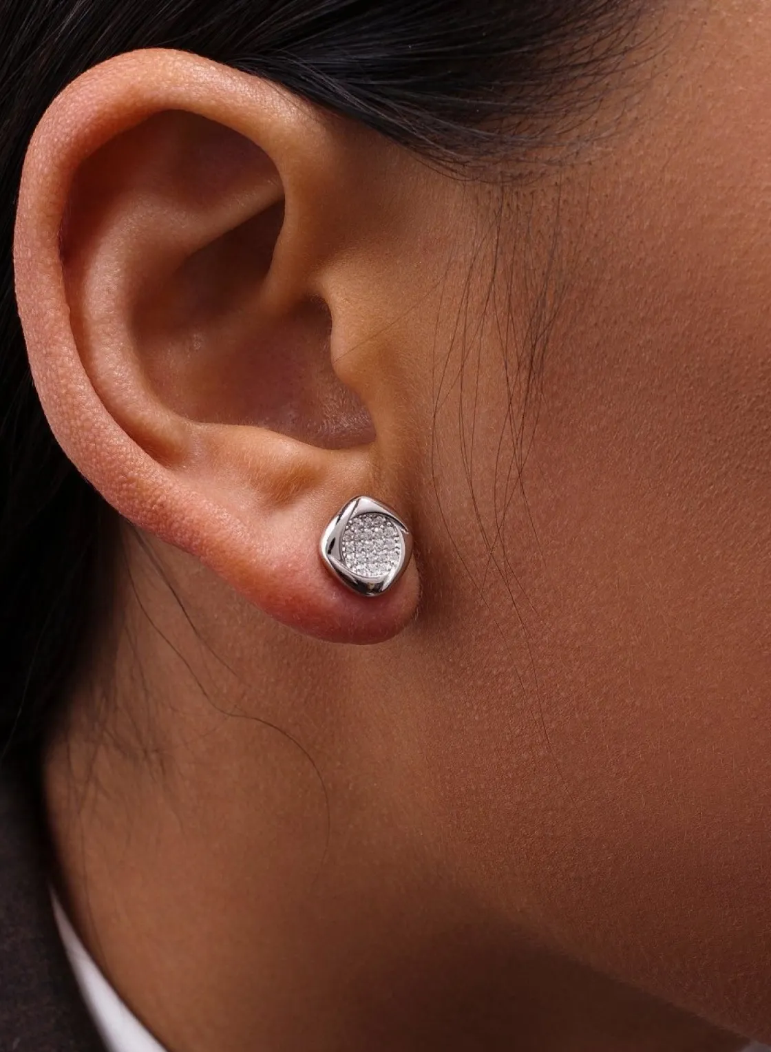 Pendientes Pequeños | LINEARGENT Pendientes pequeños plata brillantes con silueta circular y circonitas