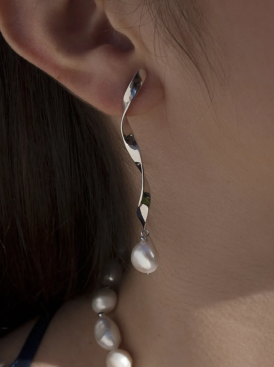 Pendientes Largos | Pendientes Perlas | LINEARGENT Pendientes perla de plata diseño curvilíneo