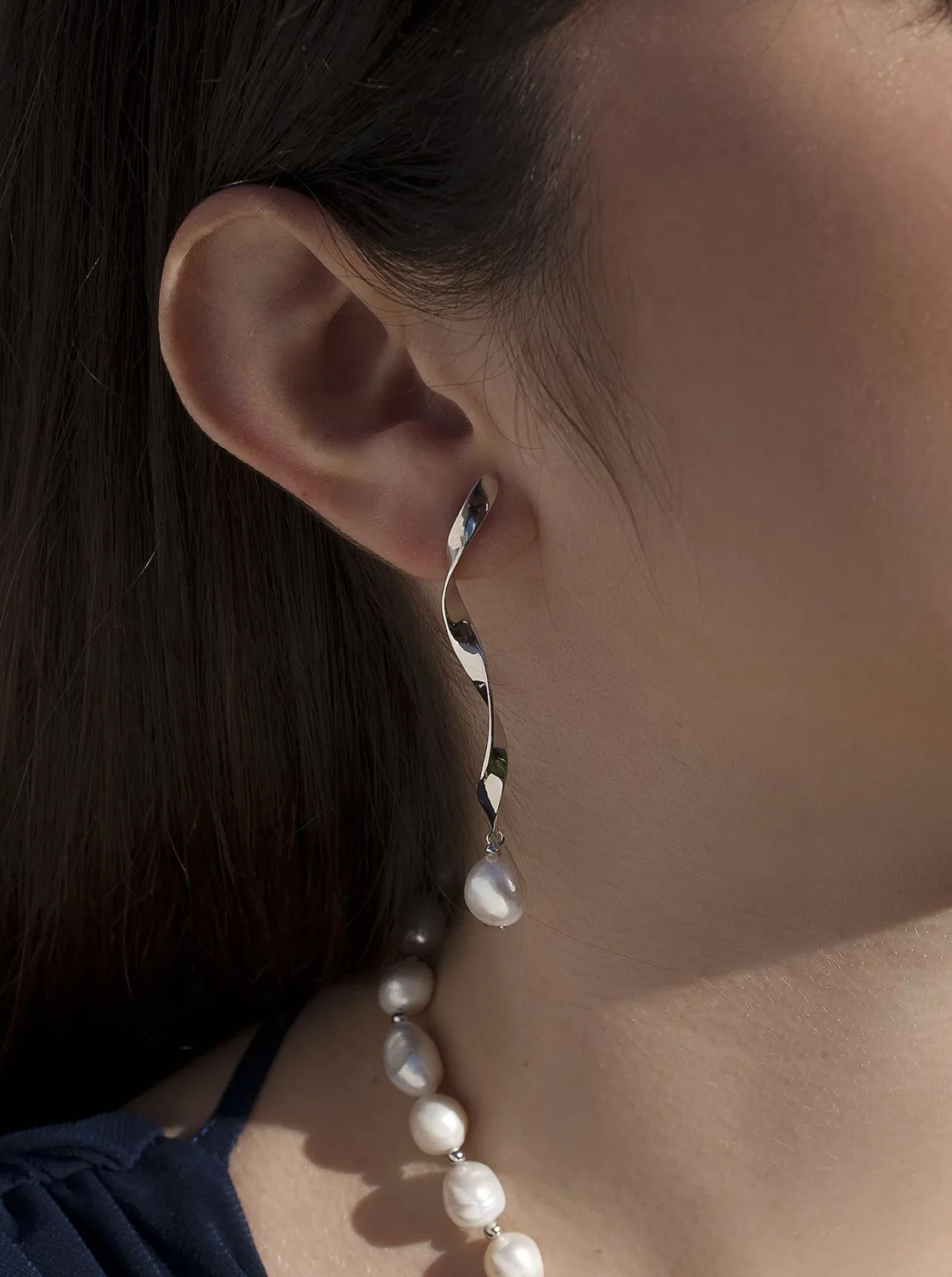 Pendientes Largos | Pendientes Perlas | LINEARGENT Pendientes perla de plata diseño curvilíneo