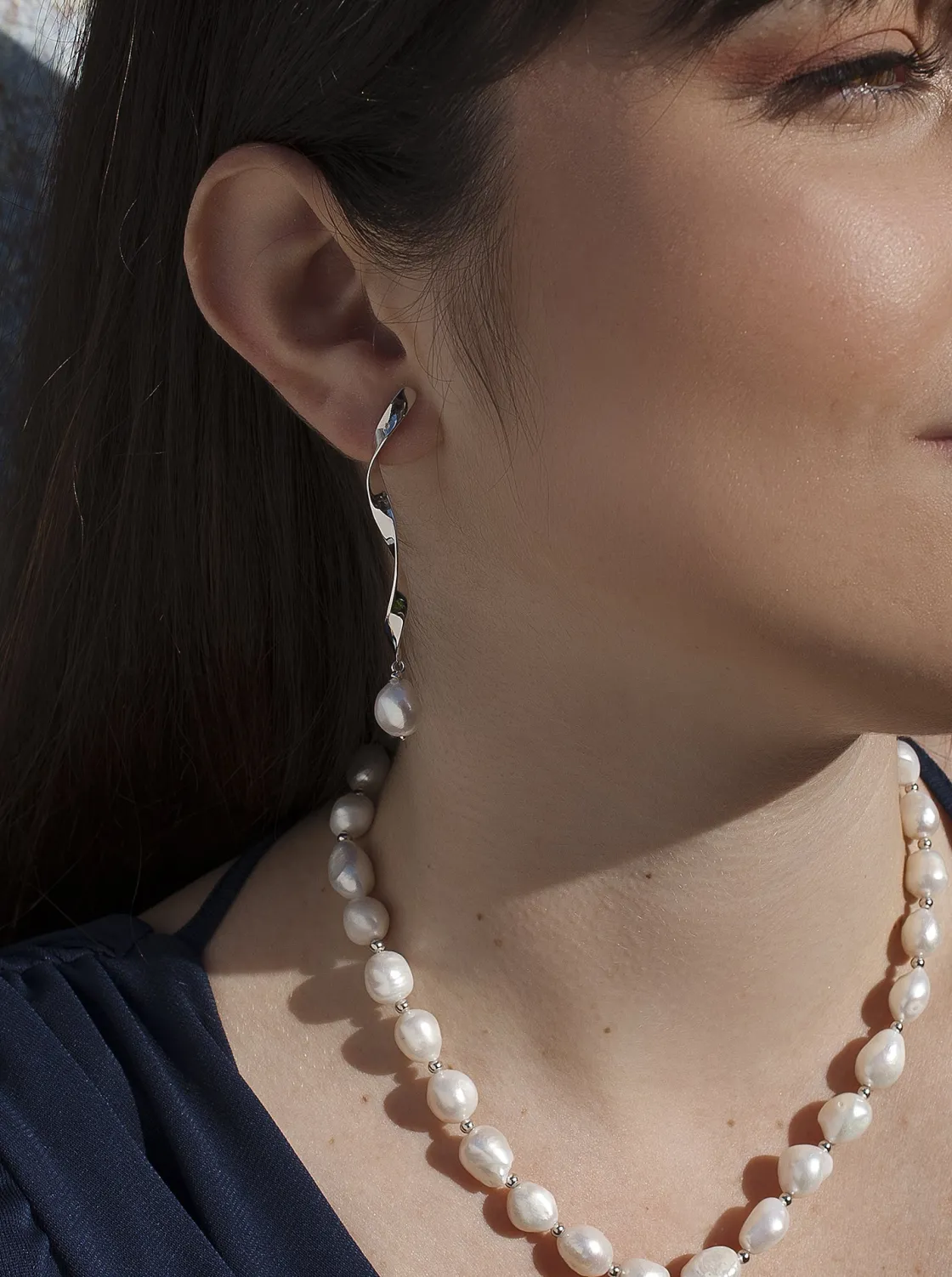Pendientes Largos | Pendientes Perlas | LINEARGENT Pendientes perla de plata diseño curvilíneo