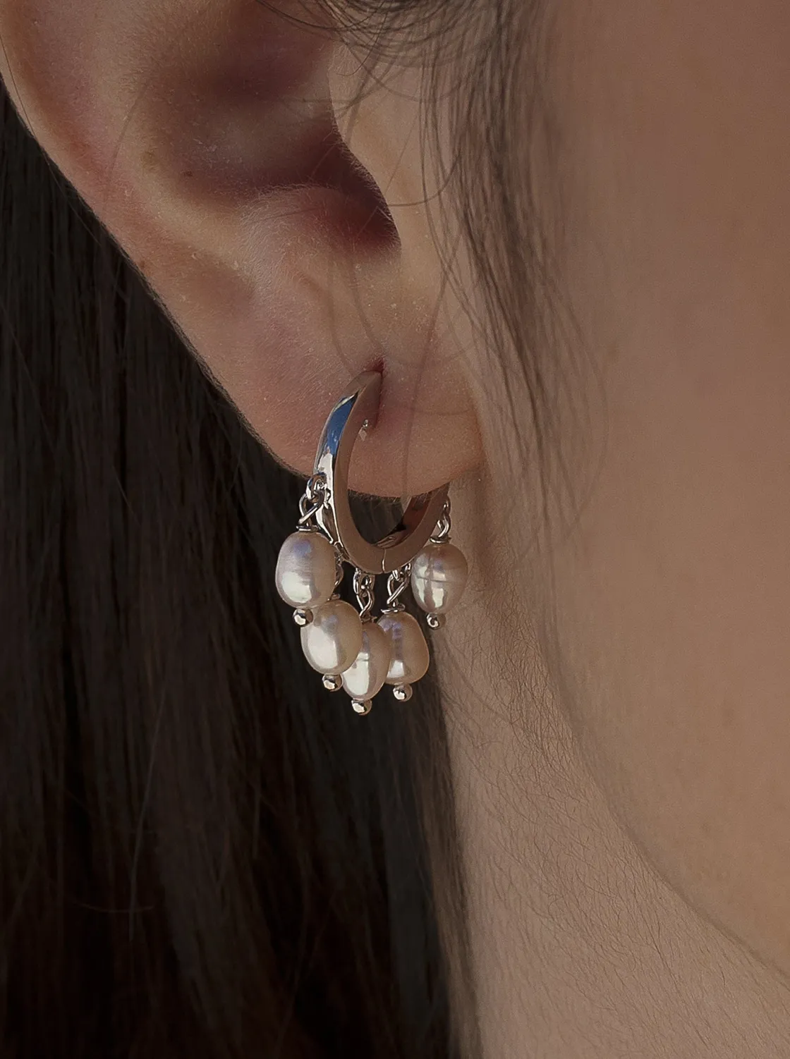 Pendientes Perlas | Pendientes Aro | LINEARGENT Pendientes perla diseño aro de plata con perlas colgando