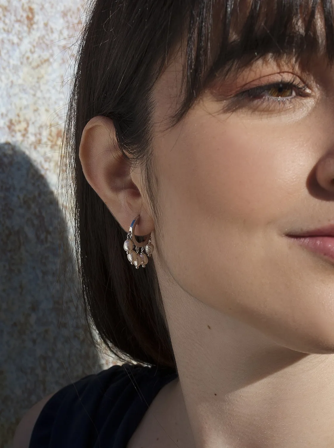 Pendientes Perlas | Pendientes Aro | LINEARGENT Pendientes perla diseño aro de plata con perlas colgando