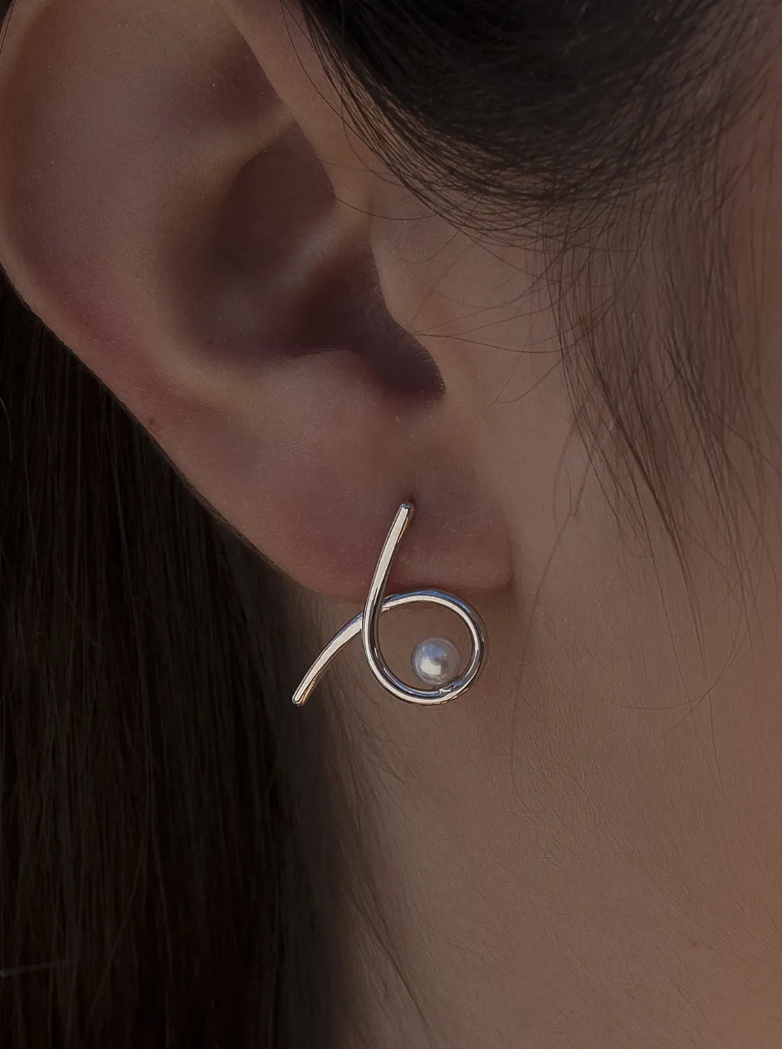 Pendientes Perlas | LINEARGENT Pendientes perlas de plata diseño tirabuzón con perla