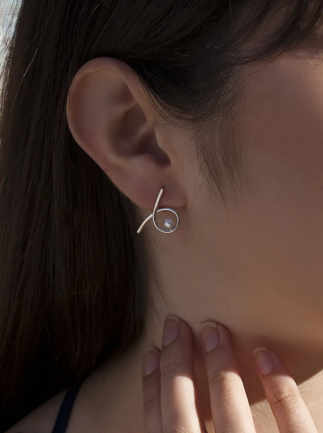 Pendientes Perlas | LINEARGENT Pendientes perlas de plata diseño tirabuzón con perla