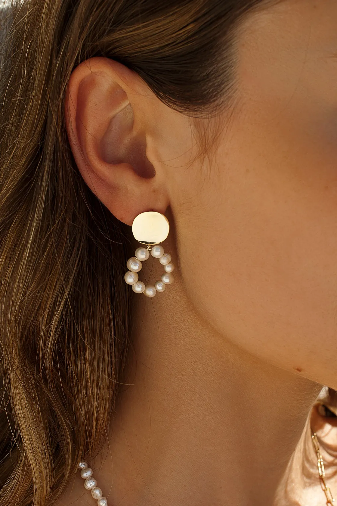 Pendientes Perlas | LINEARGENT Pendientes perlas diseño circular con botón dorado