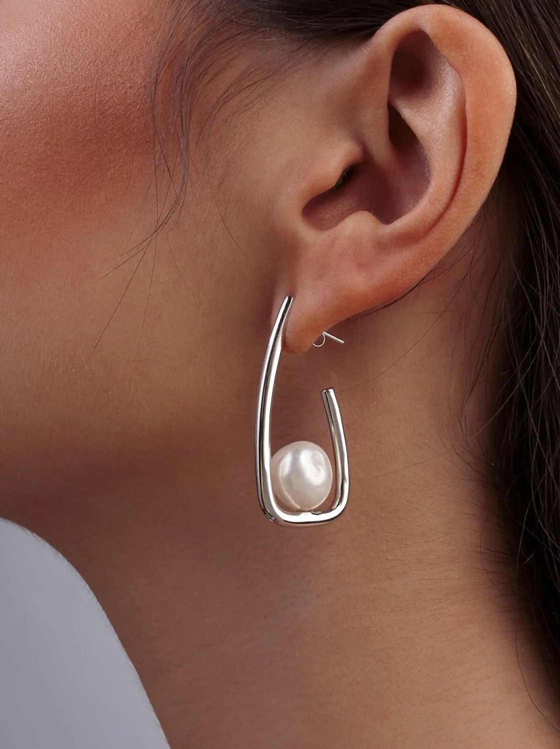 Pendientes Perlas | LINEARGENT Pendientes perlas diseño geométrico detalle de perla y plata lisa