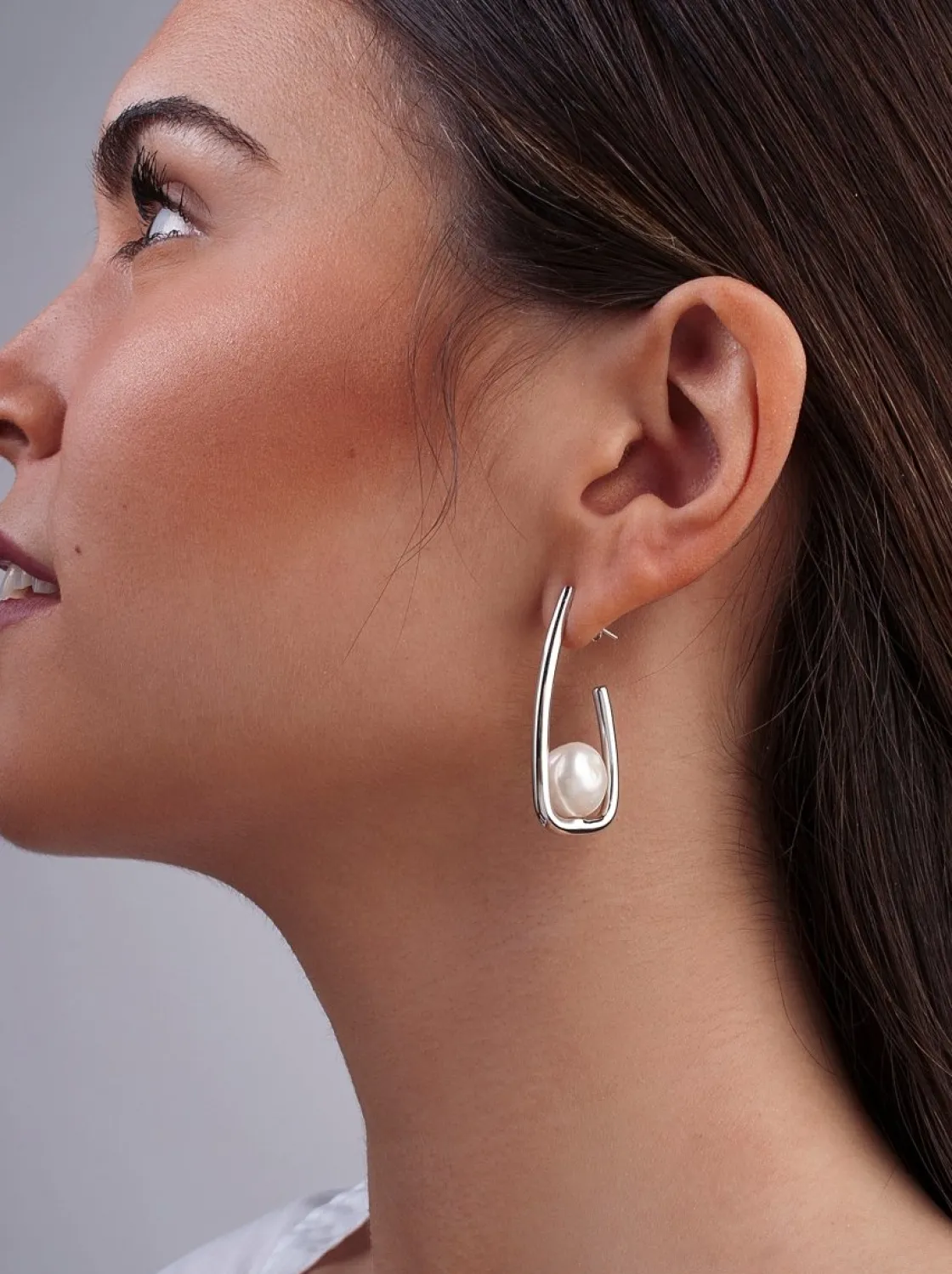 Pendientes Perlas | LINEARGENT Pendientes perlas diseño geométrico detalle de perla y plata lisa