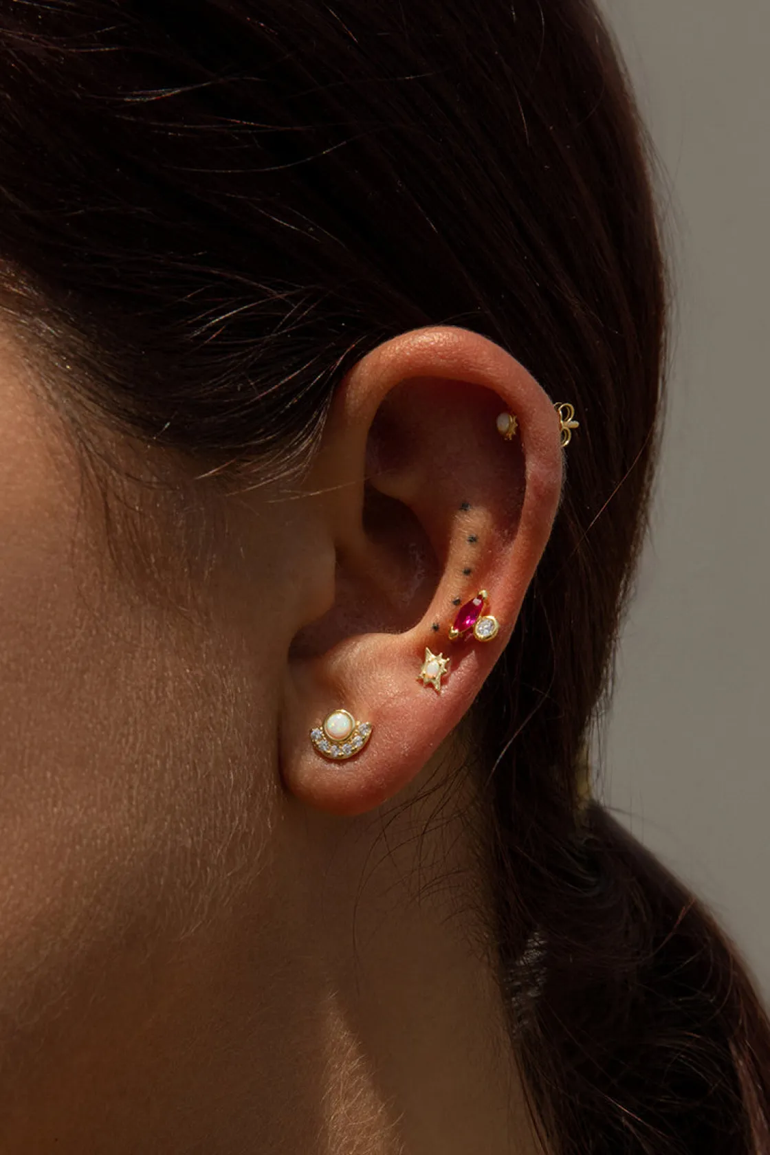 Segundo Pendiente | LINEARGENT Piercing de plata bañada en oro diseño corona ópalo