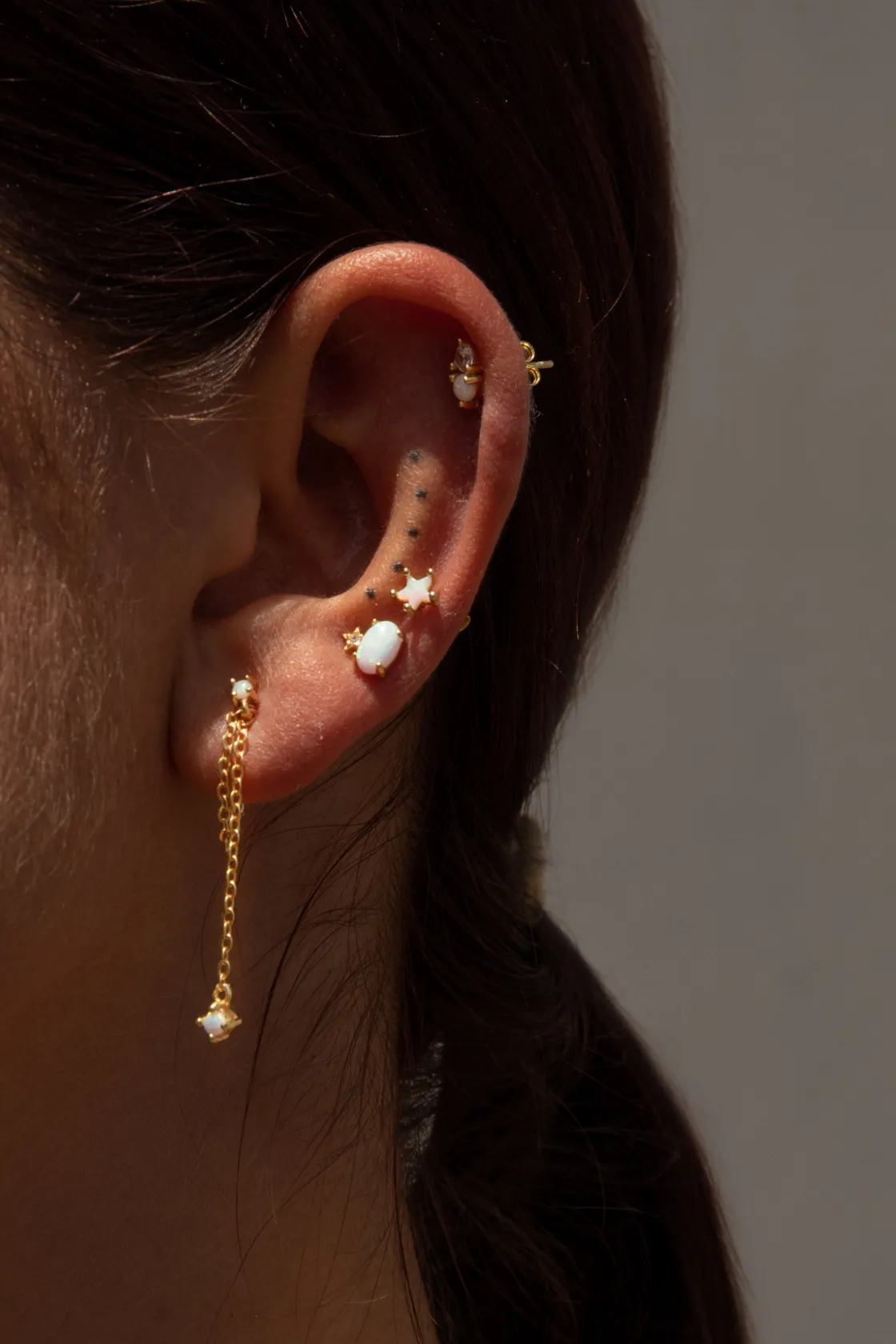 Segundo Pendiente | LINEARGENT Piercing de plata bañada en oro diseño mini ópalo y circonita