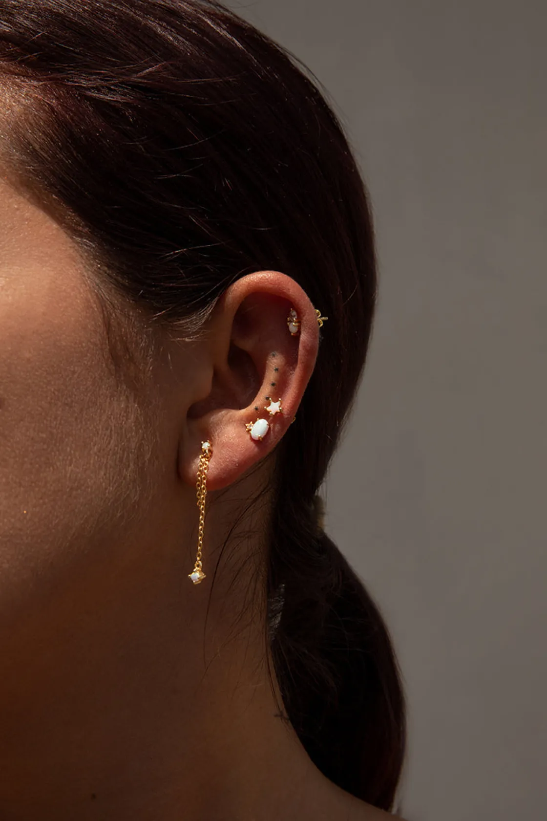 Segundo Pendiente | LINEARGENT Piercing de plata bañada en oro diseño mini ópalo y circonita