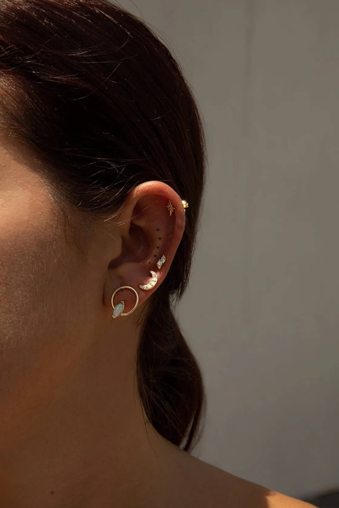 Segundo Pendiente | LINEARGENT Piercing de plata baño dorado diseño círculo con detalle ópalo