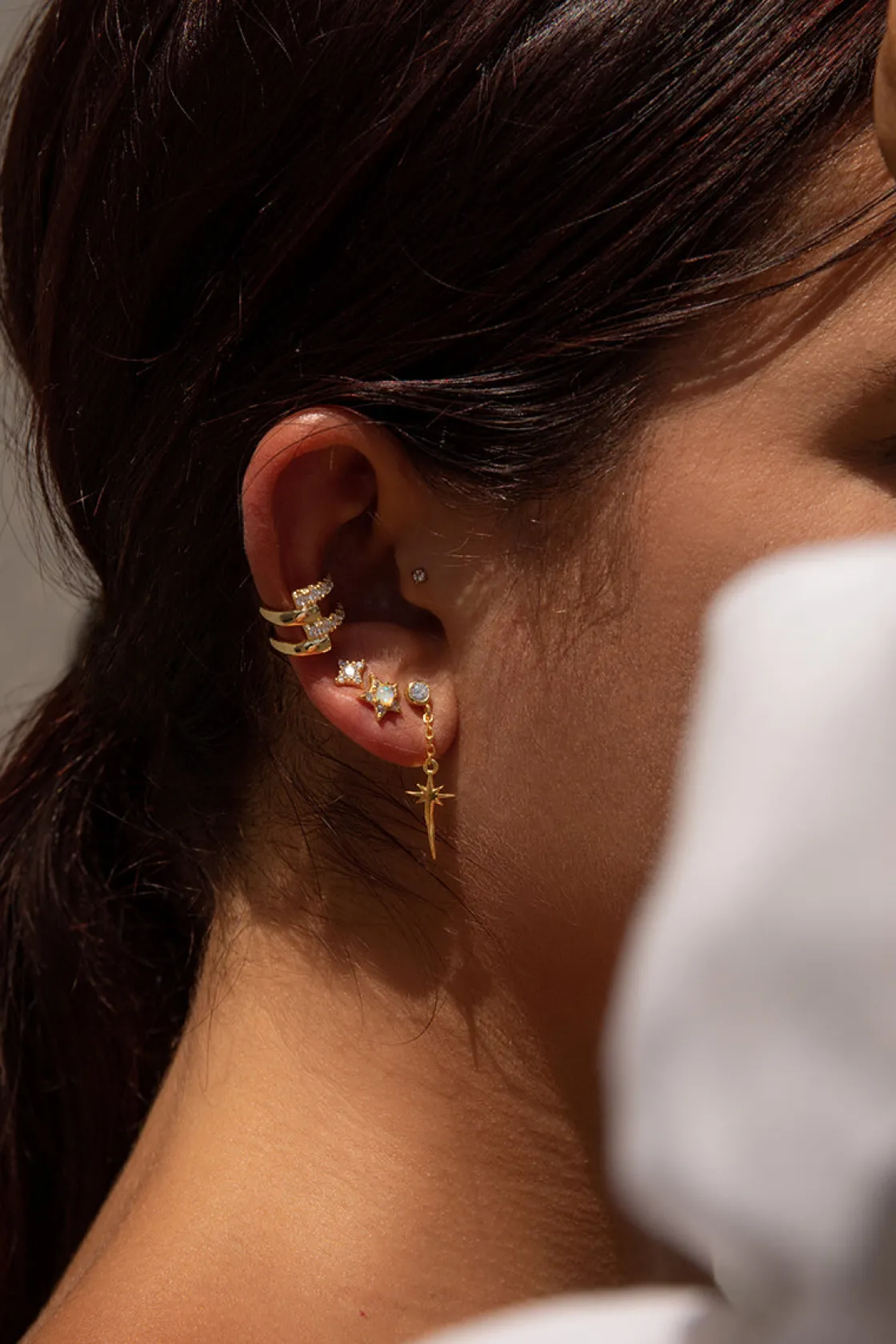 Segundo Pendiente | LINEARGENT Piercing de plata baño dorado diseño destello con circonitas