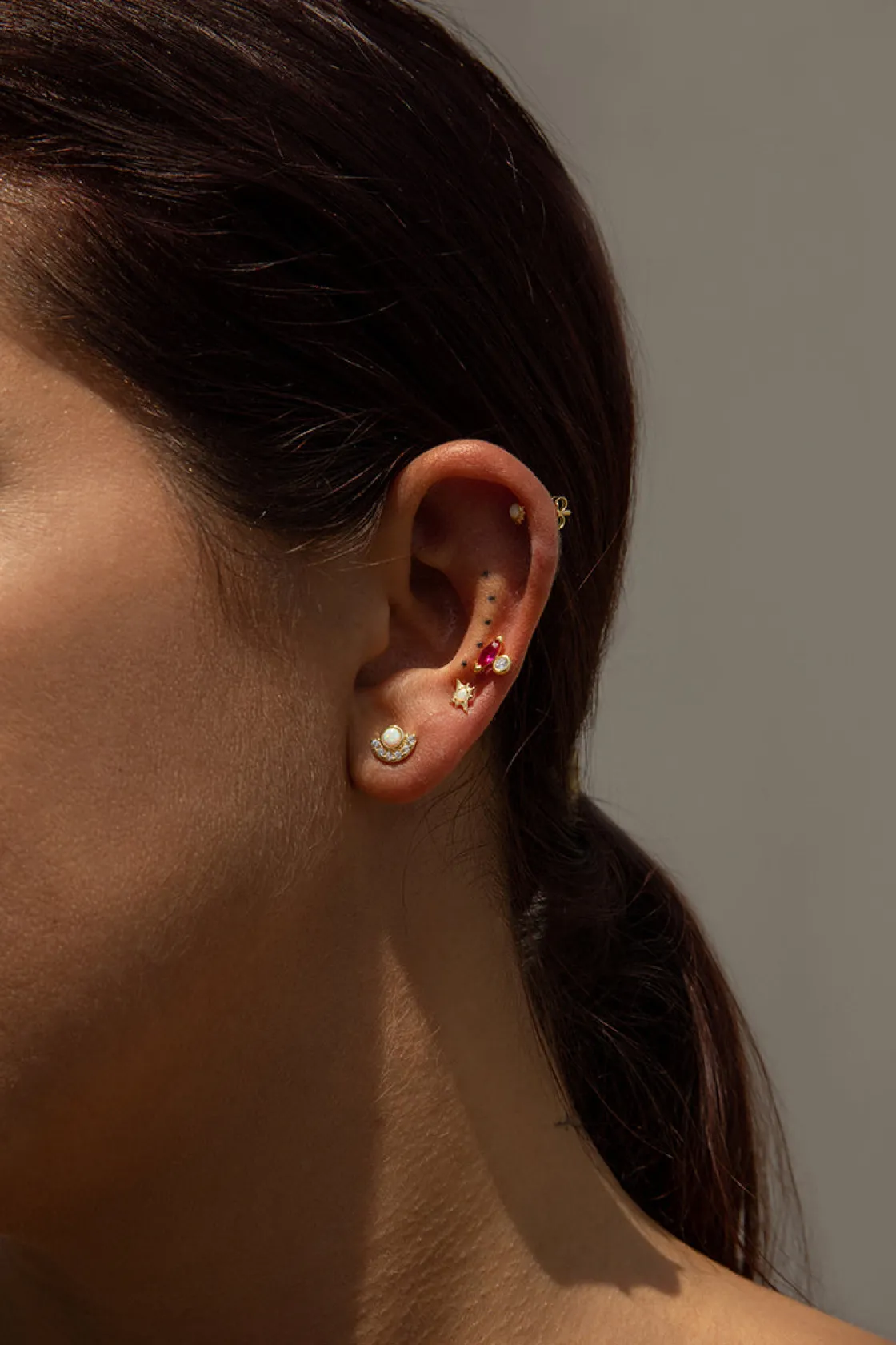 Segundo Pendiente | LINEARGENT Piercing de plata baño dorado diseño estrella polar con ópalo