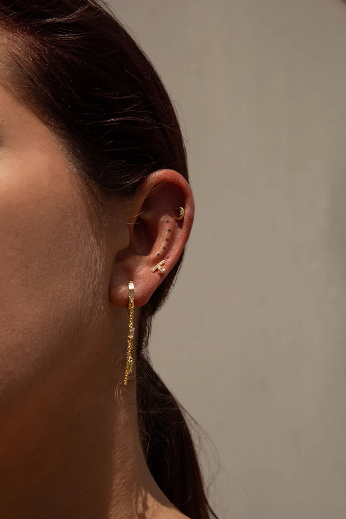 Segundo Pendiente | LINEARGENT Piercing de plata baño dorado diseño mini luna