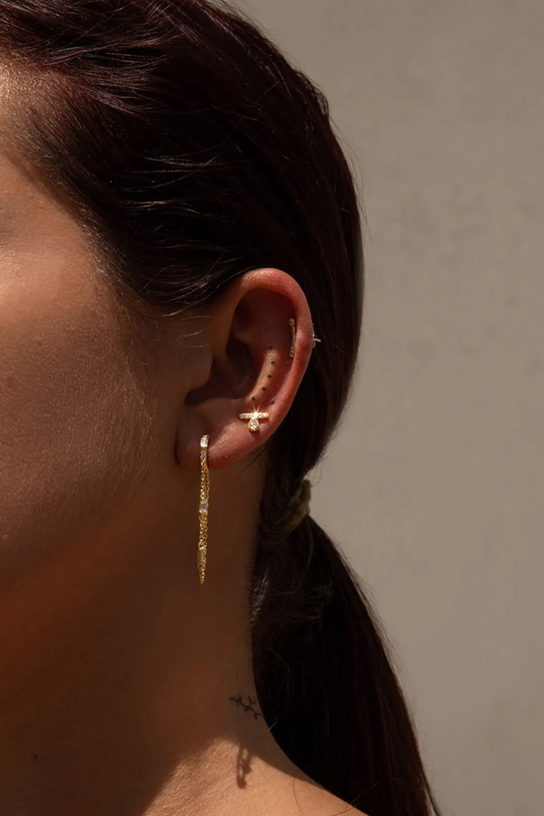 Segundo Pendiente | LINEARGENT Piercing de plata baño dorado diseño mini luna