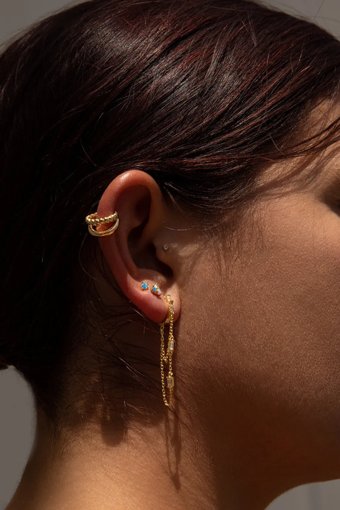 Segundo Pendiente | LINEARGENT Piercing de plata baño dorado diseño triple ópalo