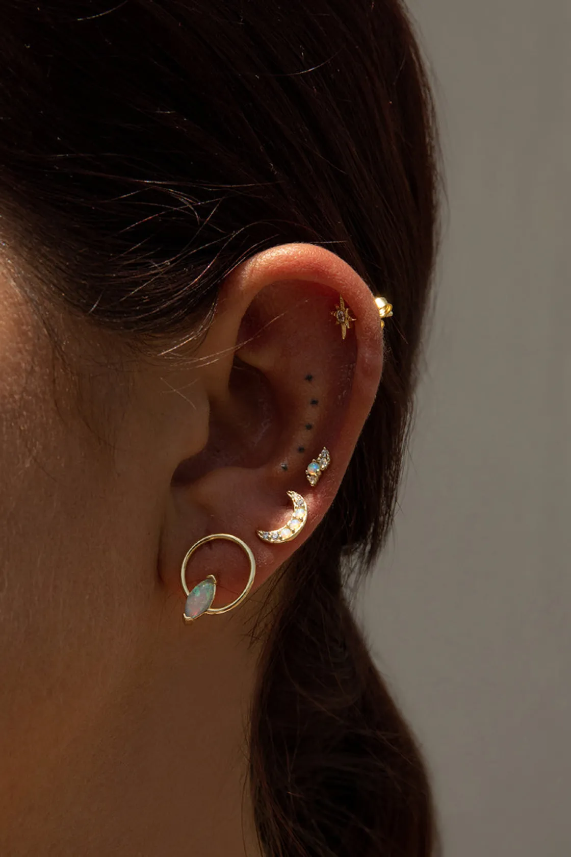 Segundo Pendiente | LINEARGENT Piercing de plata baño dorado mini ópalo y 2 circonitas