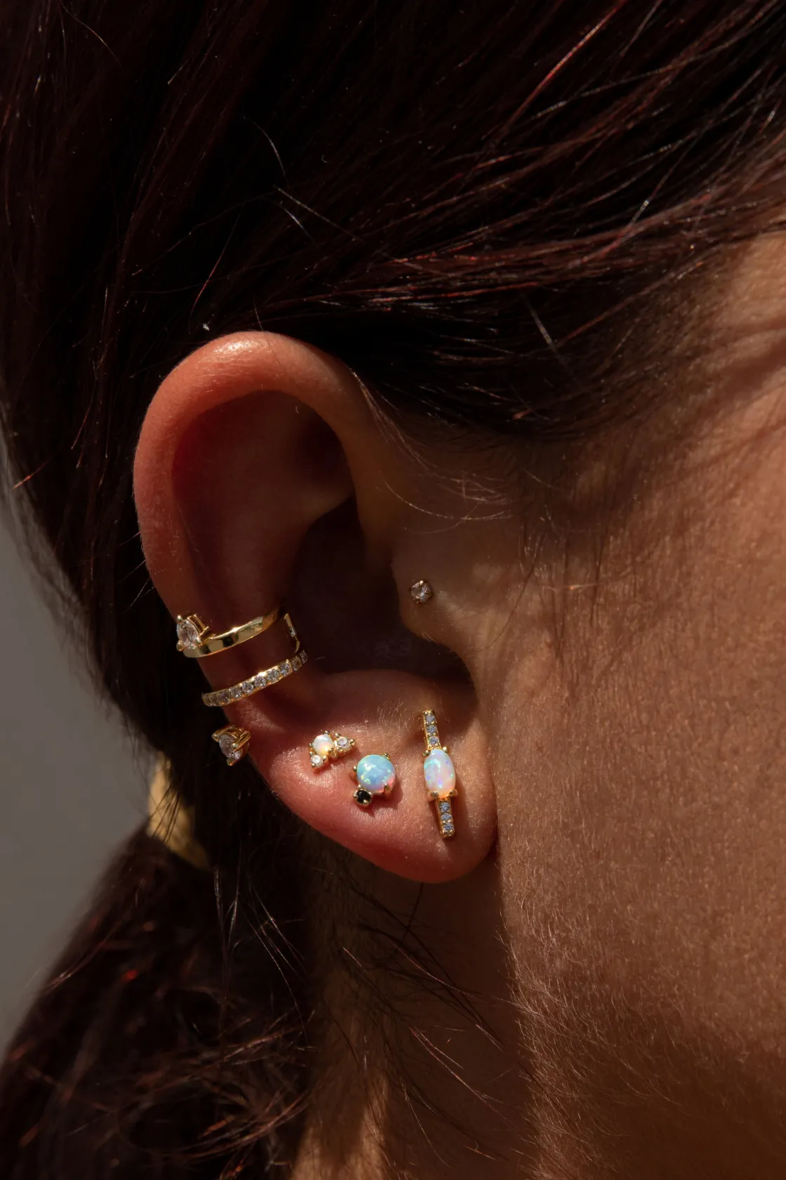 Segundo Pendiente | LINEARGENT Piercing de plata baño dorado ópalo central y circonitas