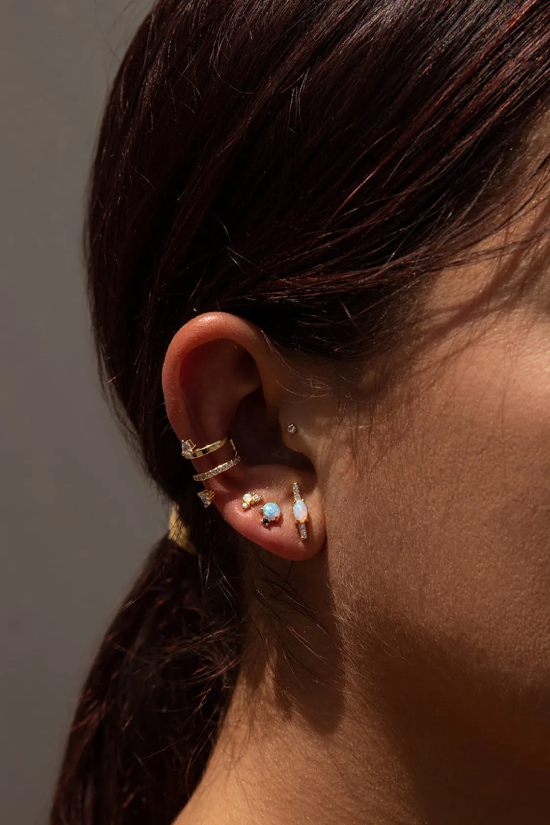 Segundo Pendiente | LINEARGENT Piercing de plata baño dorado ópalo central y circonitas