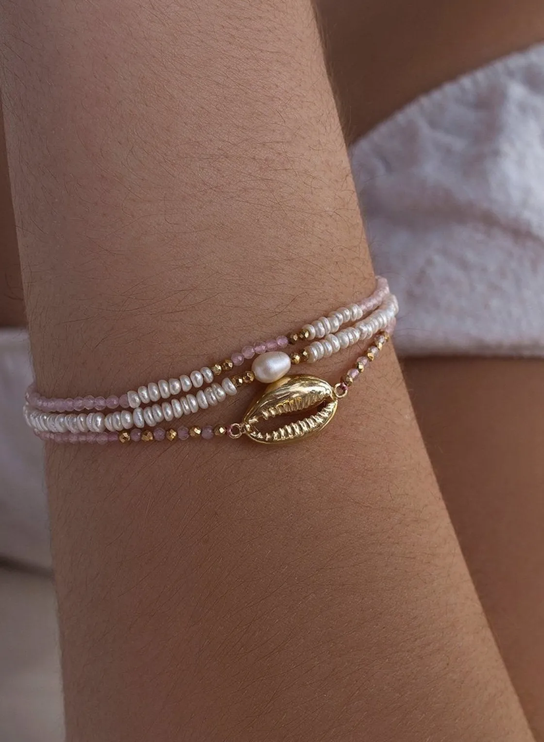 Pulsera De Bolas | Pulseras Con Piedras | LINEARGENT Pulsera de bolas diseño de tres brazaletes con perla y concha