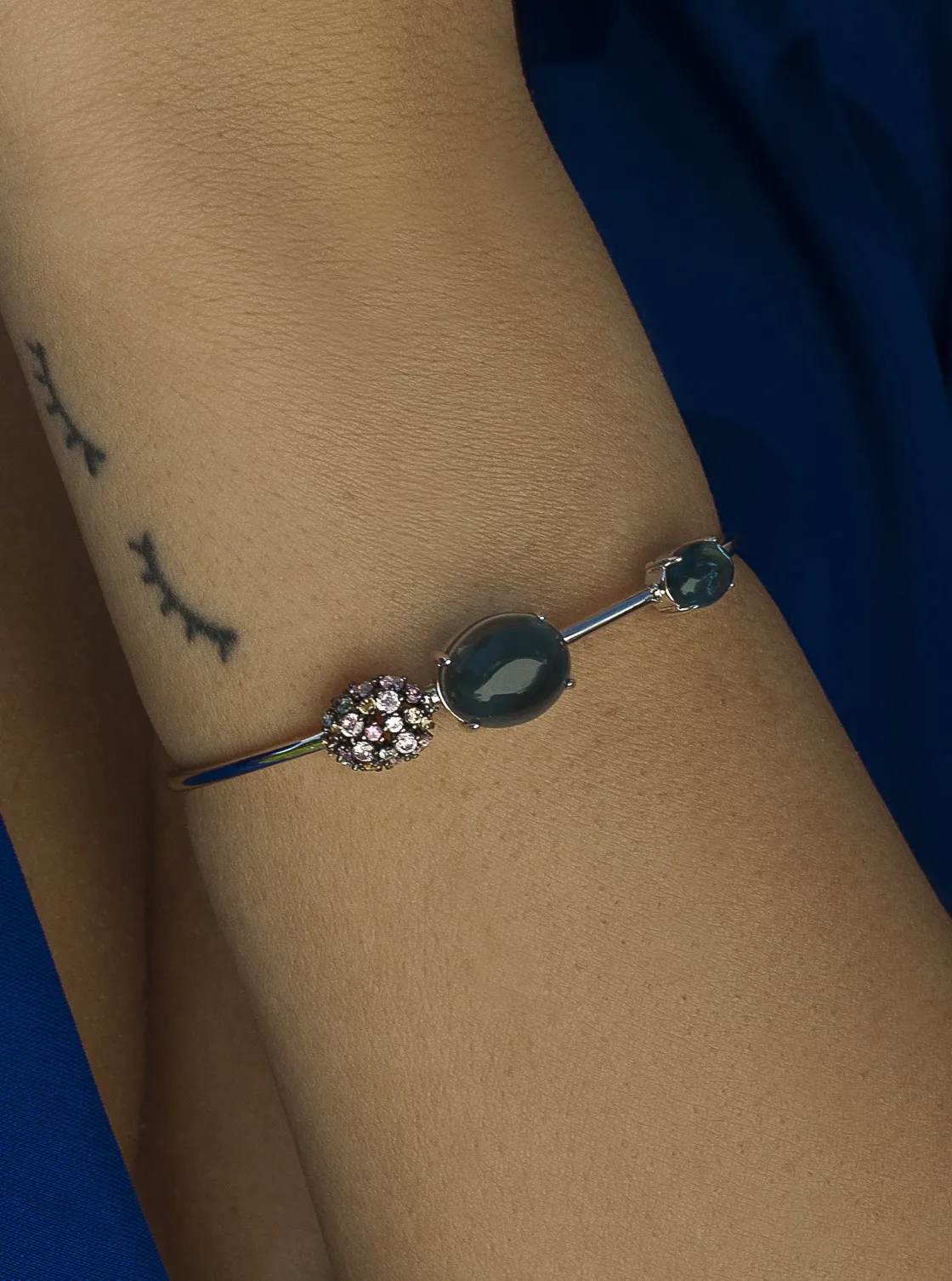 Pulseras Esclavas | LINEARGENT Pulsera esclava con piedras en tonos azules y motivo con circonitas de colores