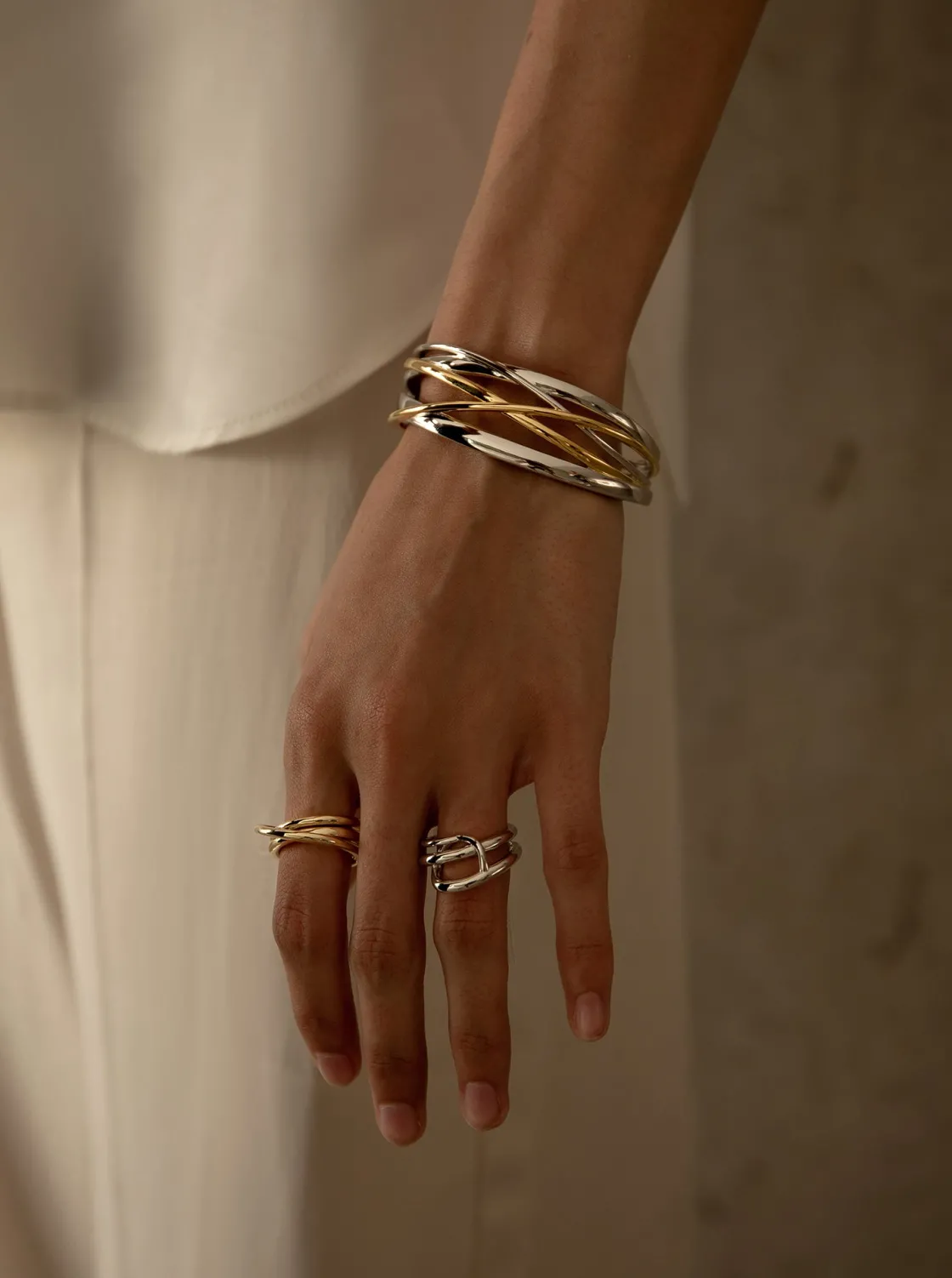 Pulseras Esclavas | LINEARGENT Pulsera esclava de plata bicolor con cruz central de plata bañada en oro