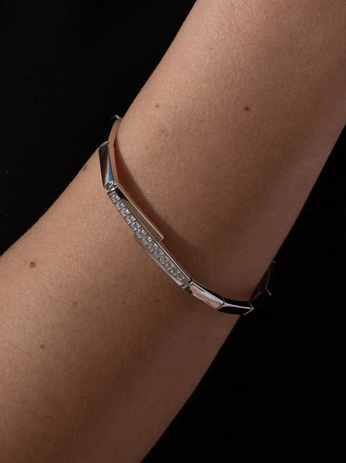 Pulseras Brillantes | LINEARGENT Pulseras brillantes de plata de bandas laterales inacabadas con detalle central de circonitas