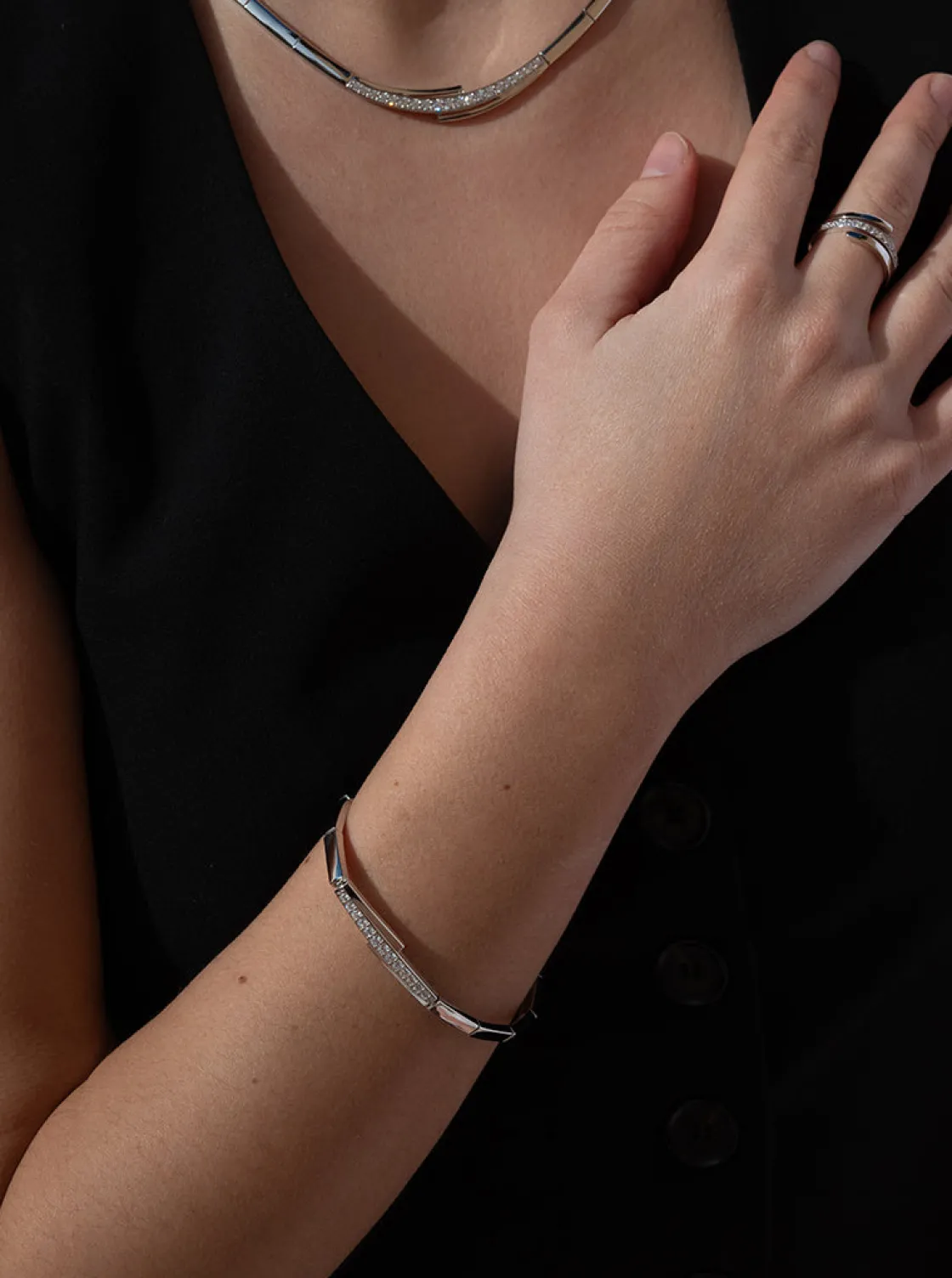 Pulseras Brillantes | LINEARGENT Pulseras brillantes de plata de bandas laterales inacabadas con detalle central de circonitas