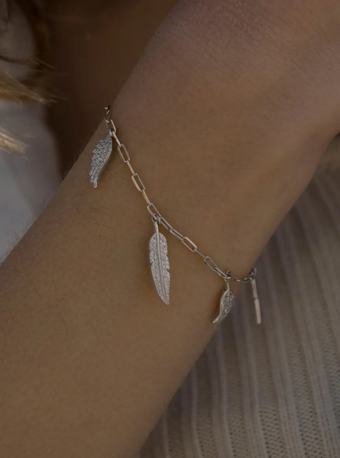 Pulseras Con Colgantes | Pulseras Finas | LINEARGENT Pulseras con colgantes diseño pluma destello y rayo
