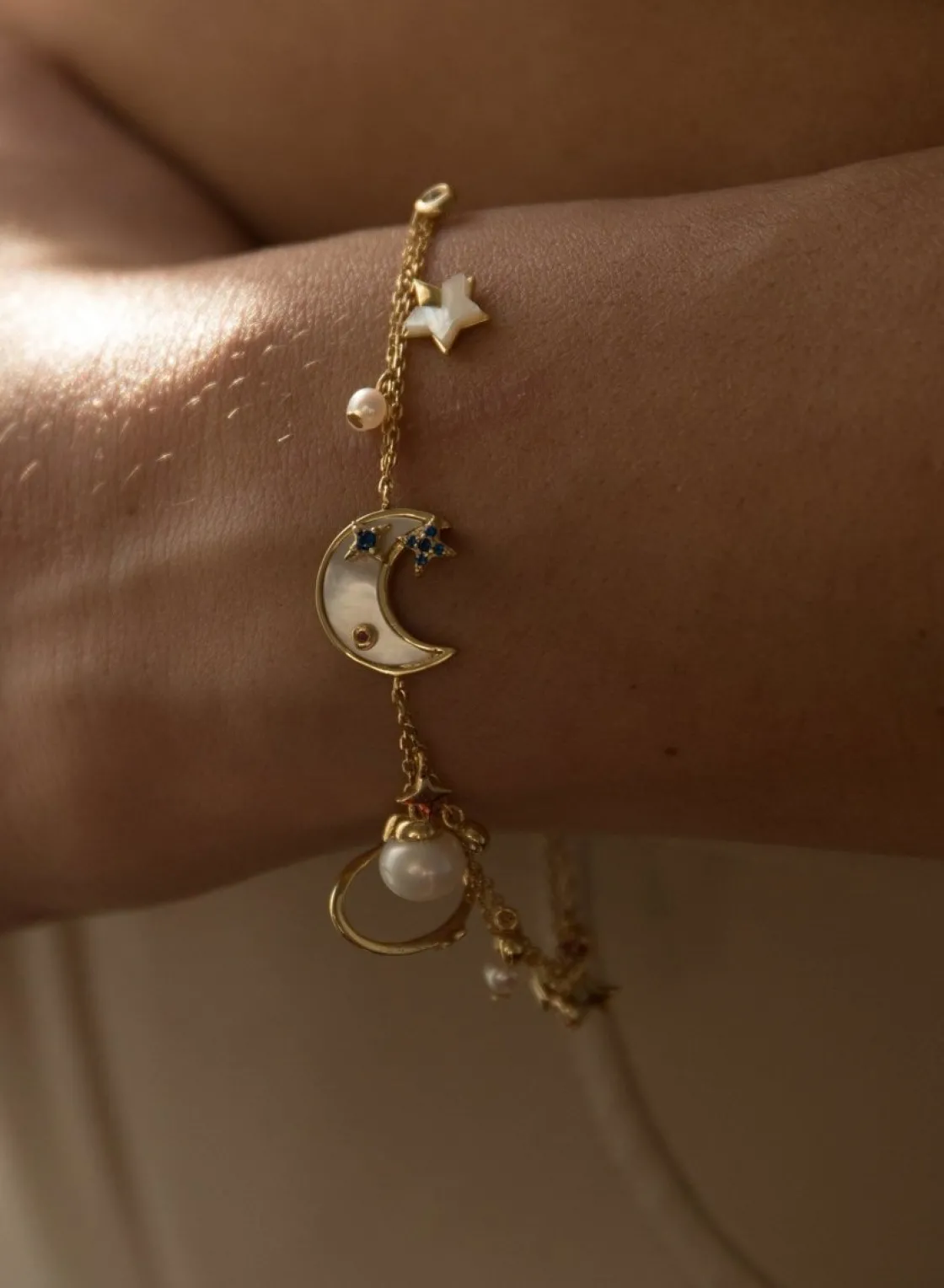 Pulseras Perlas | Pulseras Finas | LINEARGENT Pulseras de perlas en oro diseño múltples mini charms