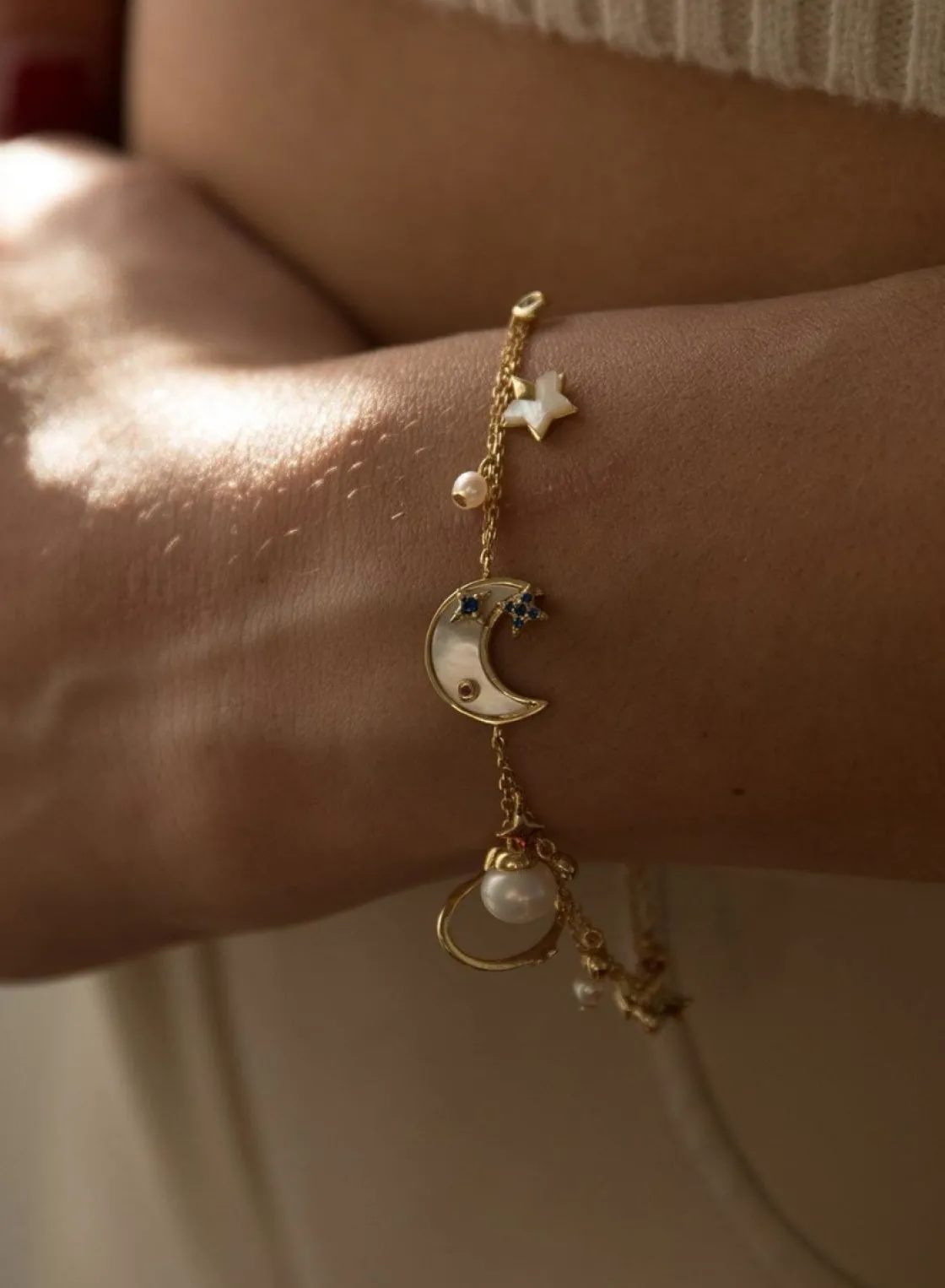 Pulseras Perlas | Pulseras Finas | LINEARGENT Pulseras de perlas en oro diseño múltples mini charms