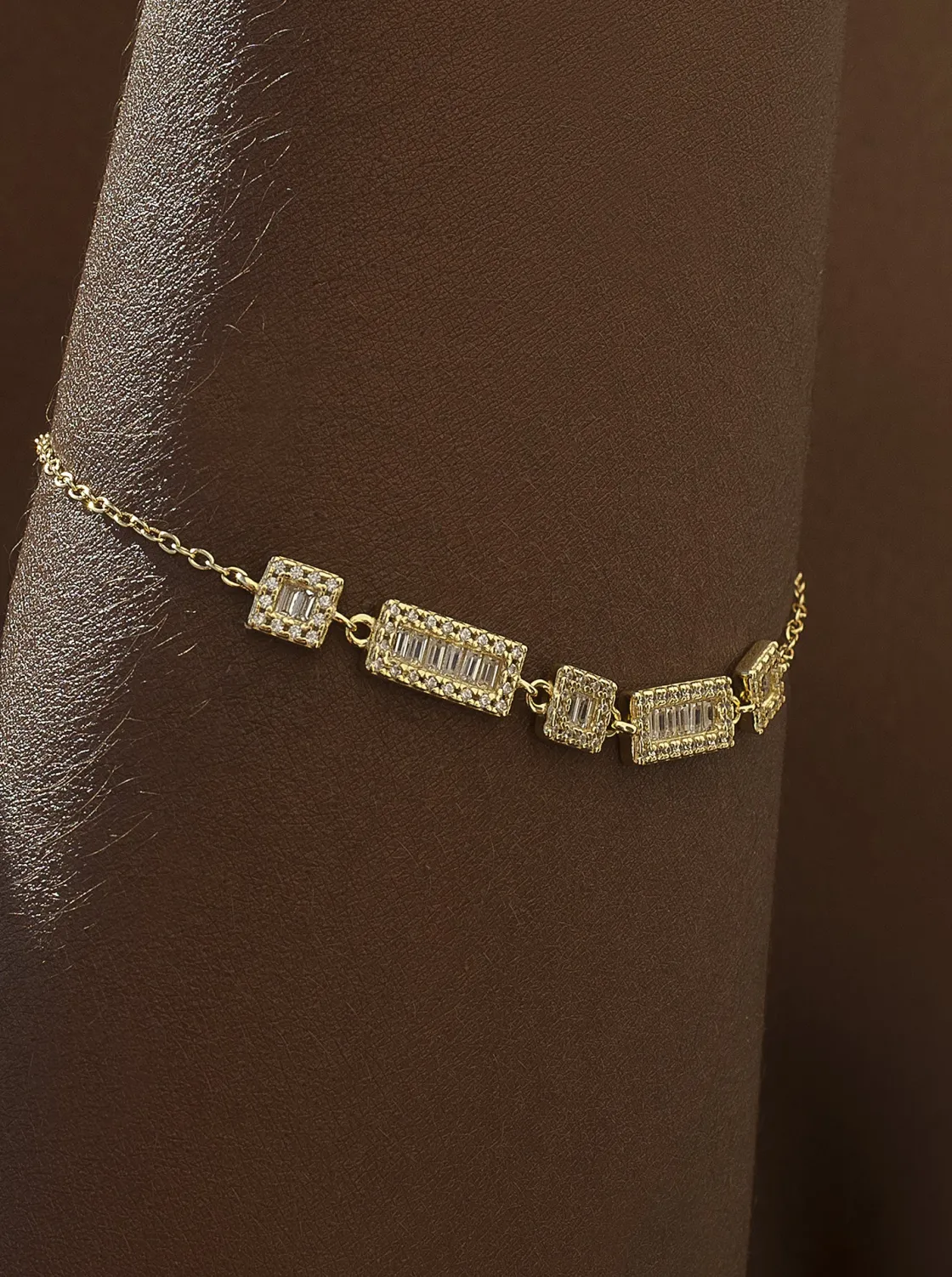 Pulsera Eslabones Plata | LINEARGENT Pulseras finas bañada en oro diseño central con circonitas blancas