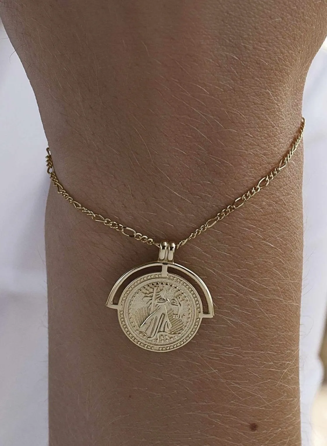 Pulseras Con Colgantes | Pulseras Finas | LINEARGENT Pulseras finas de plata dorada diseño medalla