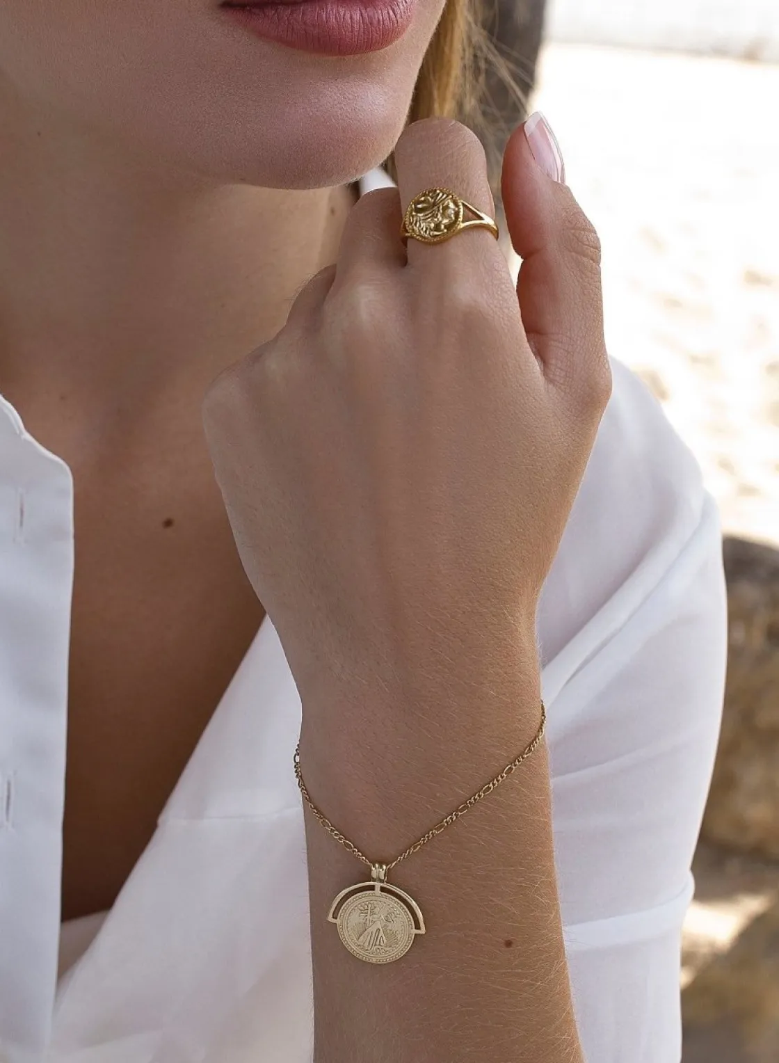 Pulseras Con Colgantes | Pulseras Finas | LINEARGENT Pulseras finas de plata dorada diseño medalla
