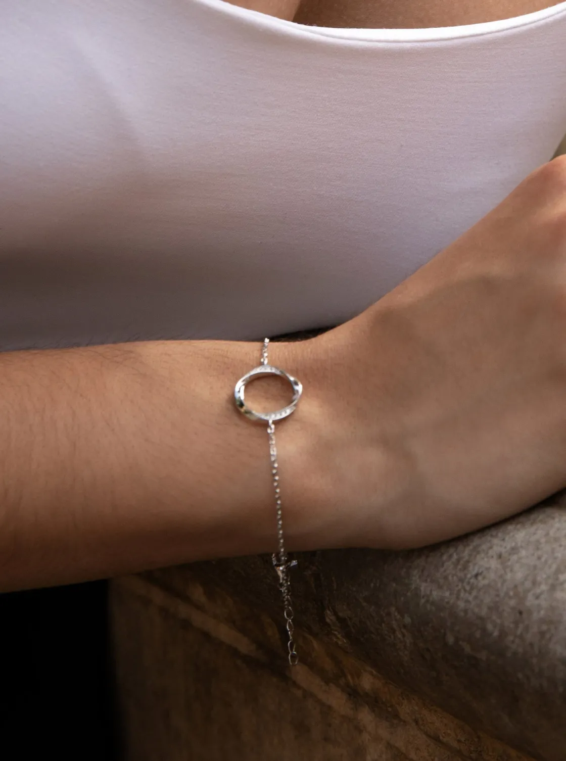 Pulseras Finas | LINEARGENT Pulseras finas diseño círculo envolvente y circonitas