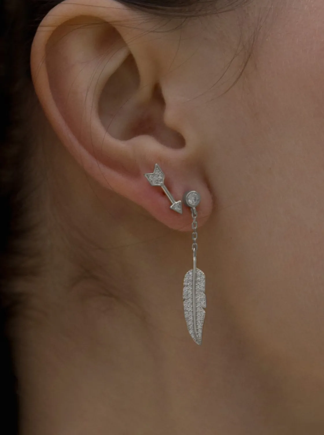 Segundo Pendiente | LINEARGENT Segundo pendiente de plata con charm de pluma con circonitas